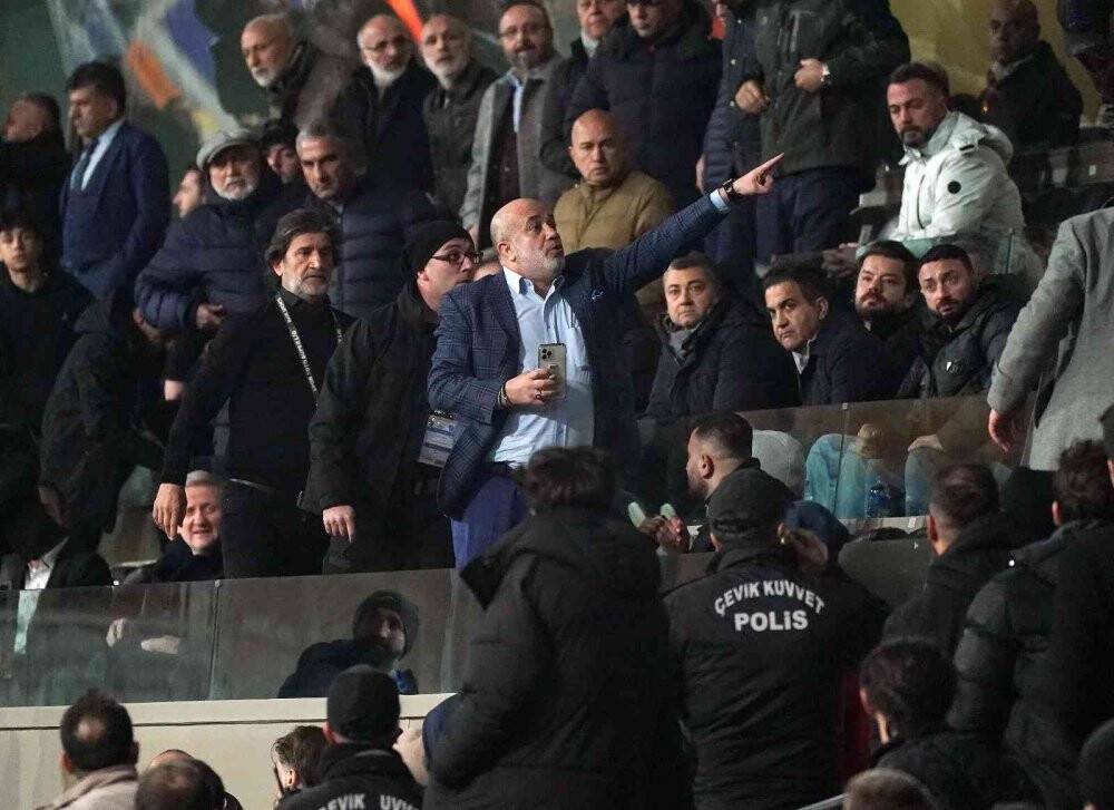 Başakşehir - Adana Demirspor maç sonu saha karıştı