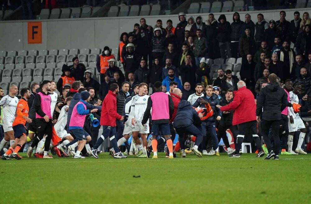 Başakşehir - Adana Demirspor maç sonu saha karıştı