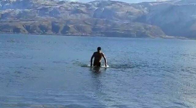 Eksi 5 derecede  şortla göle girdi