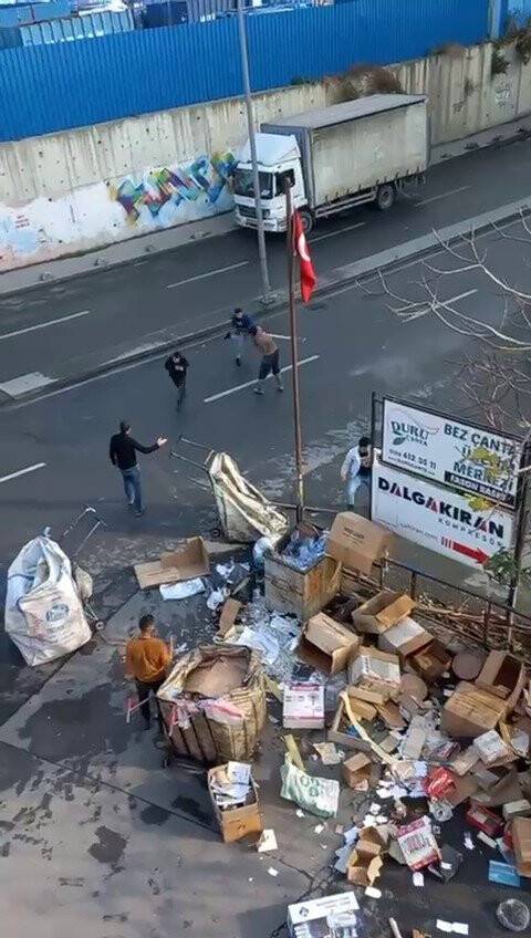 Kağıt toplayıcıları arasında "karton" kavgası kamerada