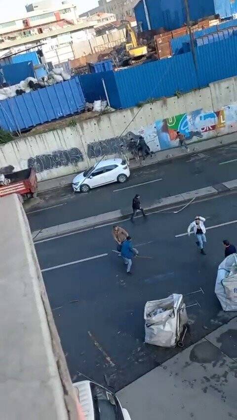 Kağıt toplayıcıları arasında "karton" kavgası kamerada