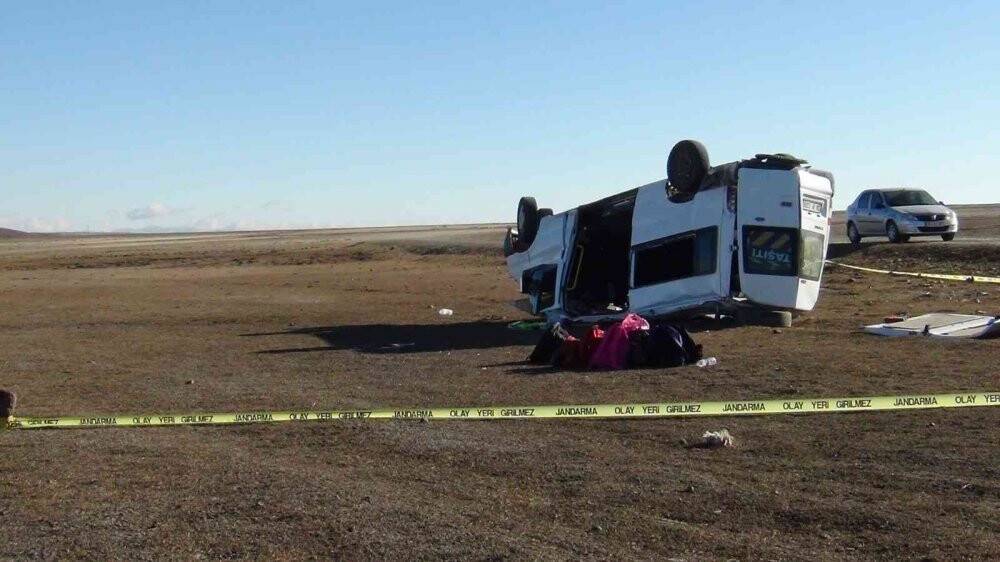 Öğrenci servisi takla attı: 1 ölü, 14 yaralı