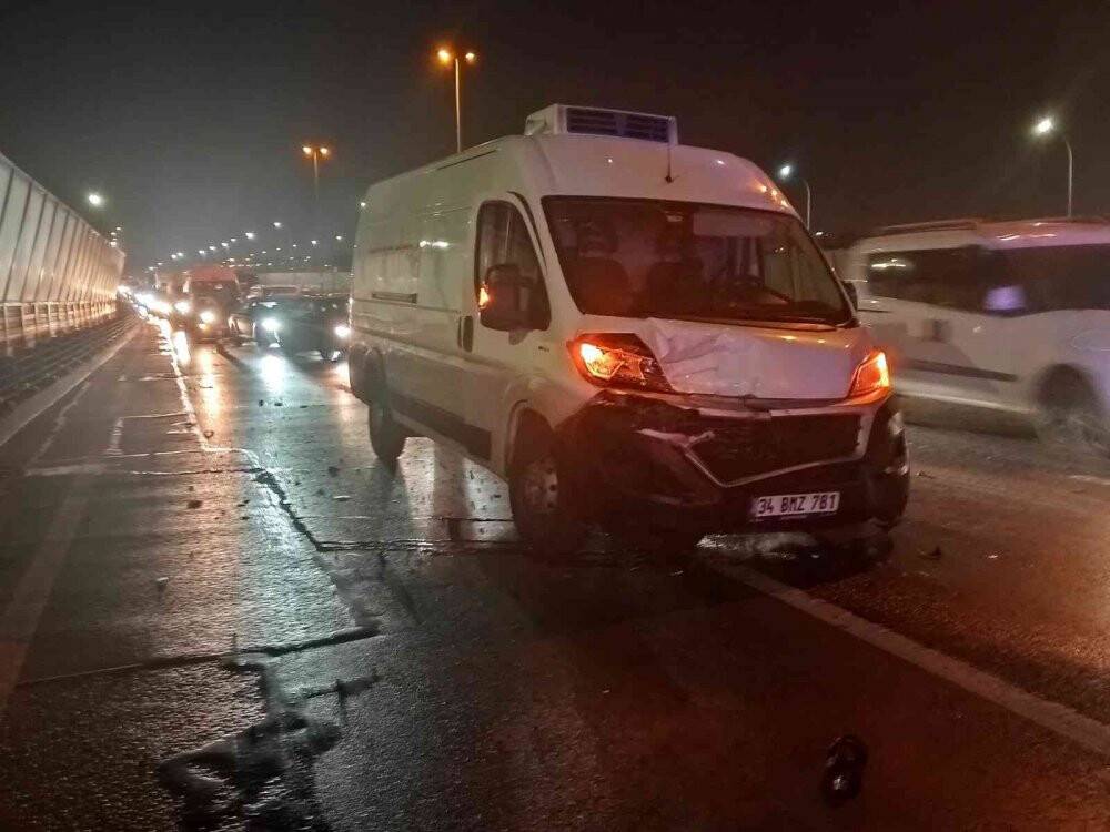 Panelvan araç ile çarpışan otomobil takla atıp ters döndü