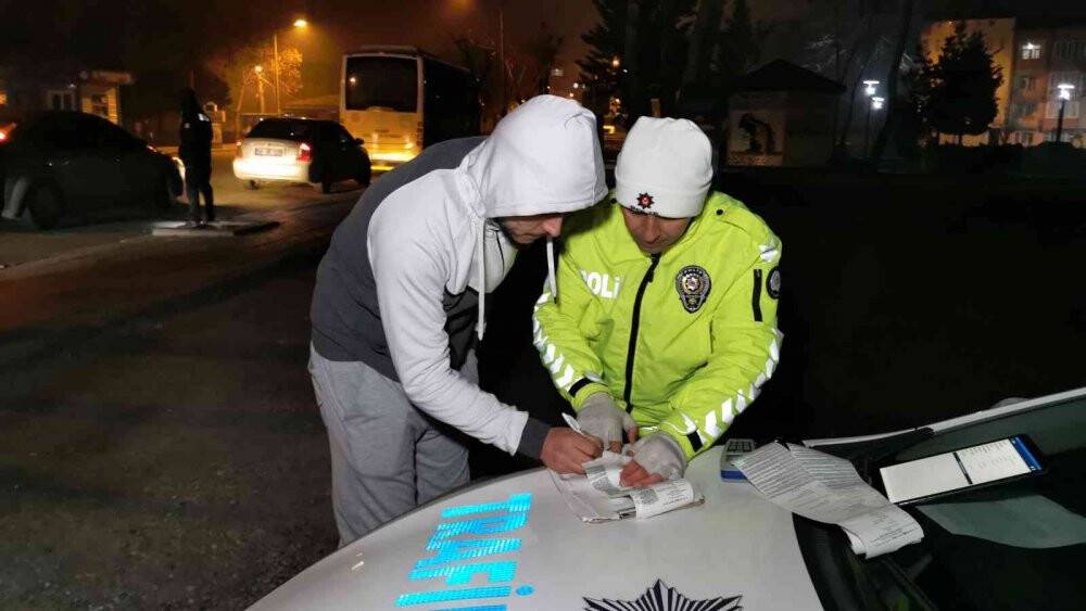 Polisin alkollü şahısla imtihanı