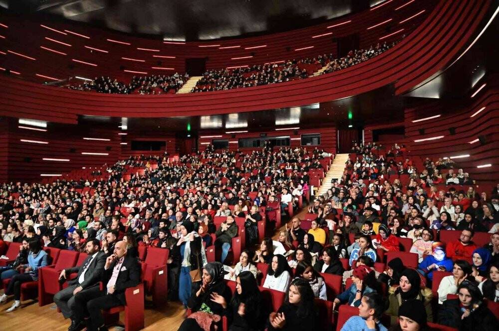 Sanat Akademisi Müzik Topluluğu, sahne ışıklarını üzerine topladı
