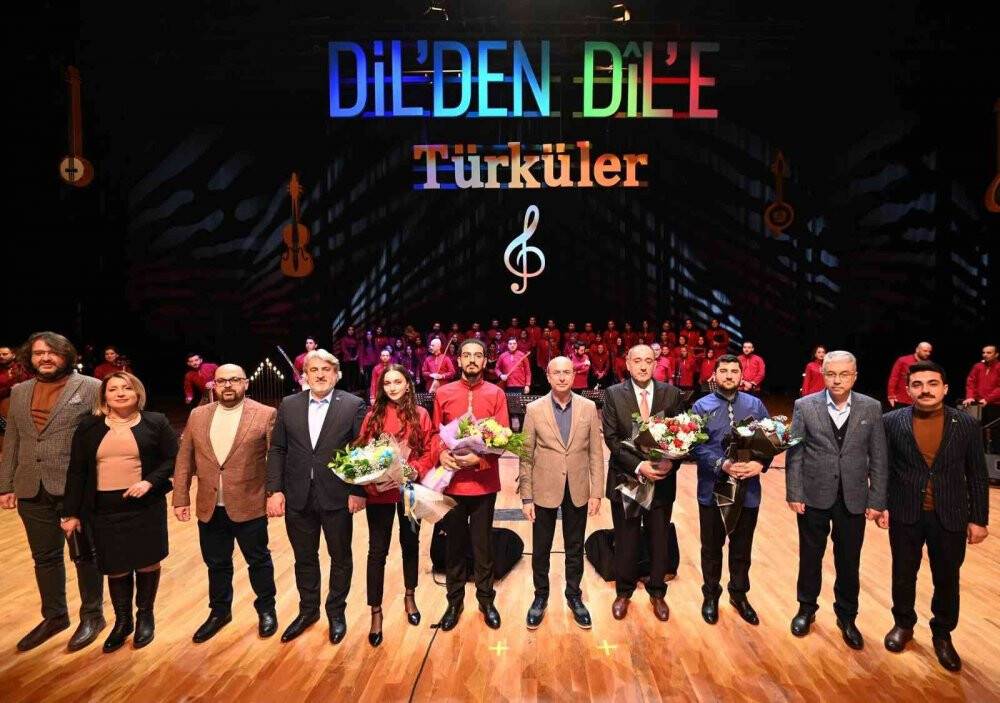 Sanat Akademisi Müzik Topluluğu, sahne ışıklarını üzerine topladı