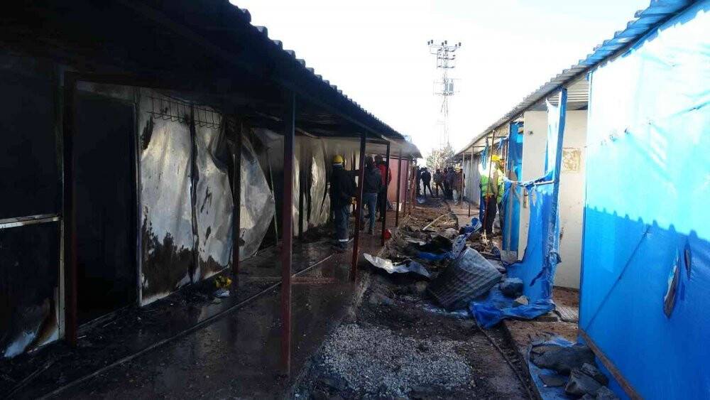 Şantiyede işçilerin kaldığı konteynerler alev alev yandı