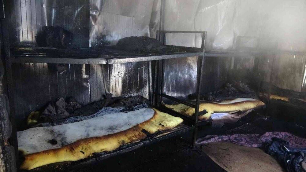 Şantiyede işçilerin kaldığı konteynerler alev alev yandı