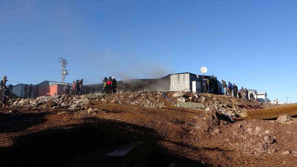 Şantiyede işçilerin kaldığı konteynerler alev alev yandı