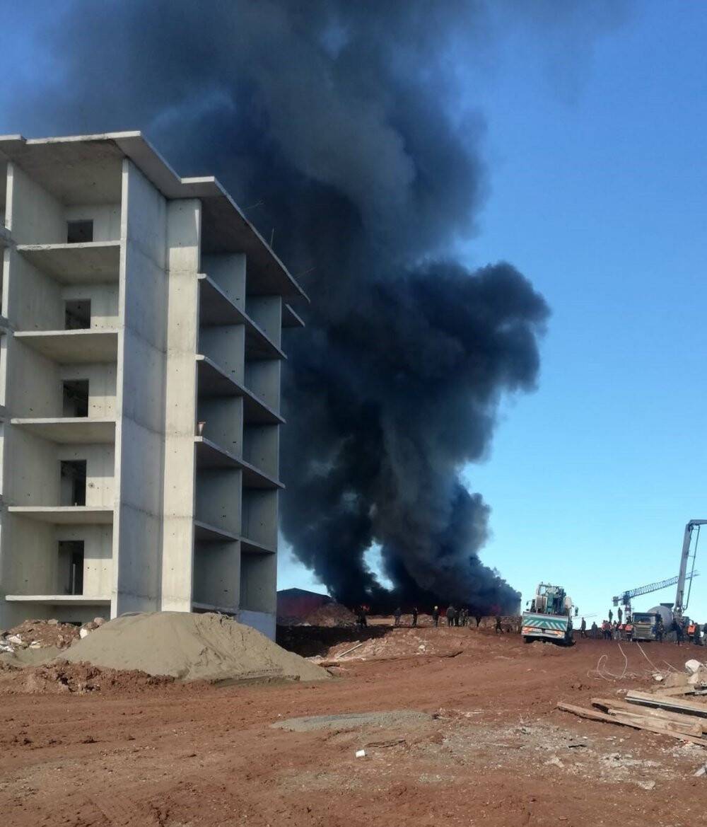 Şantiyede işçilerin kaldığı konteynerler alev alev yandı