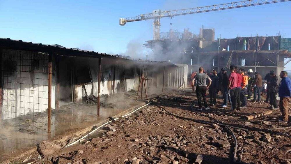 Şantiyede işçilerin kaldığı konteynerler alev alev yandı
