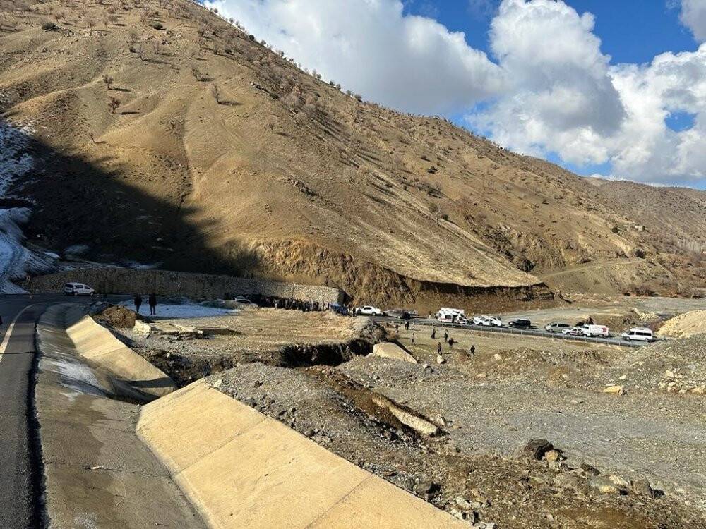 Siirt’te minibüs devrildi: 6’sı ağır 12 yaralı