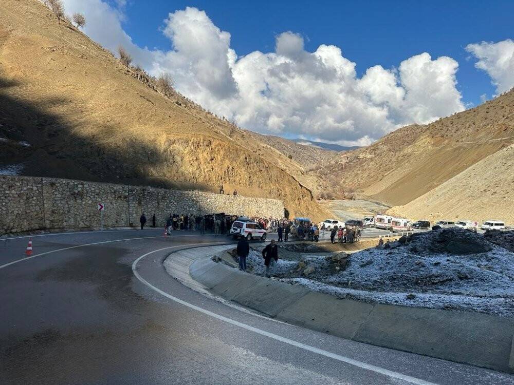 Siirt’te minibüs devrildi: 6’sı ağır 12 yaralı