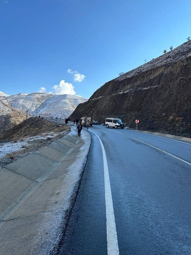 Siirt’te minibüs devrildi: 6’sı ağır 12 yaralı