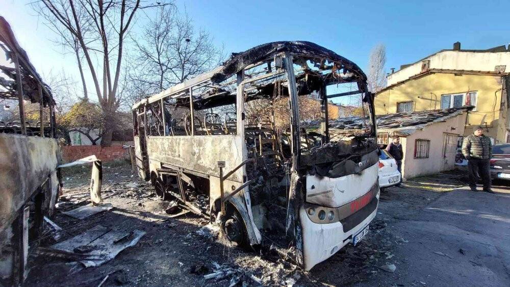 Yanarak hurdaya dönen 3 araç, gündüz görüntülendi