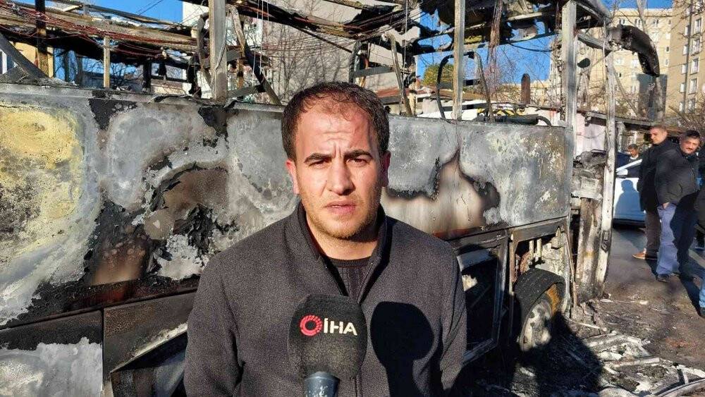 Yanarak hurdaya dönen 3 araç, gündüz görüntülendi