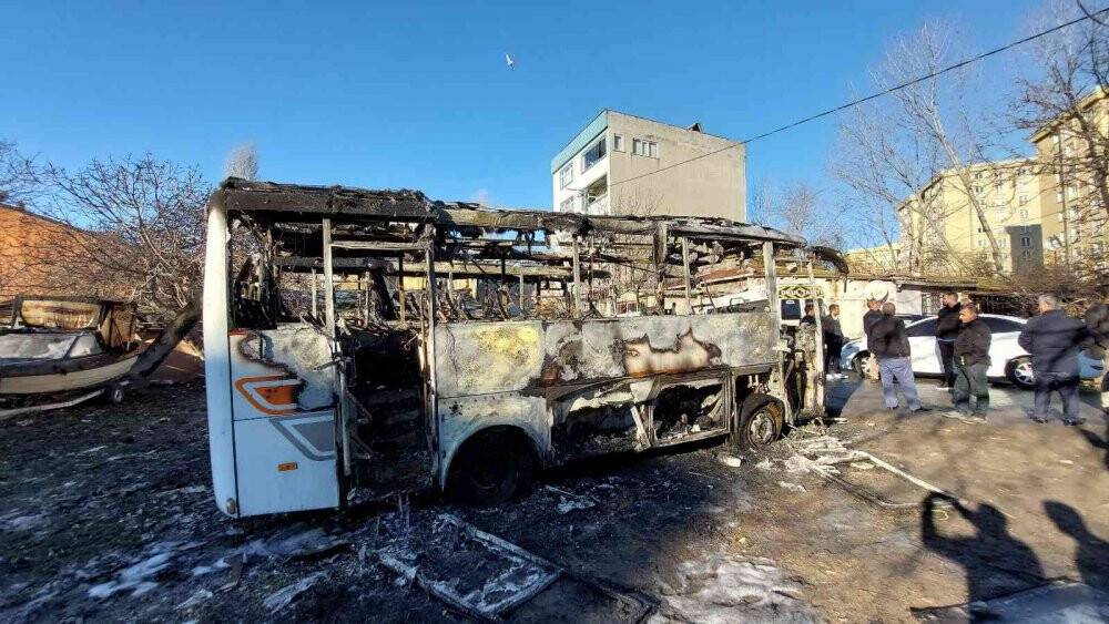 Yanarak hurdaya dönen 3 araç, gündüz görüntülendi