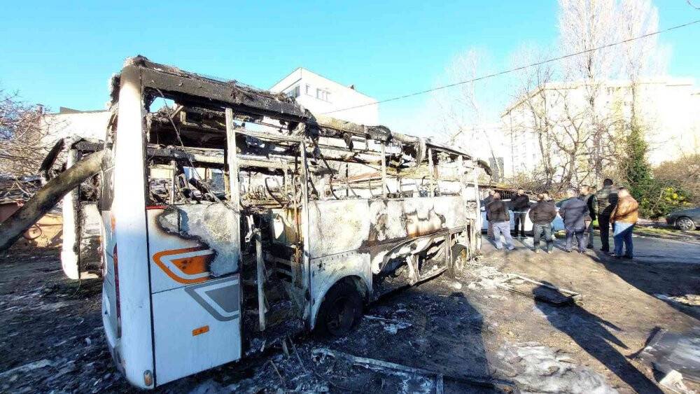 Yanarak hurdaya dönen 3 araç, gündüz görüntülendi