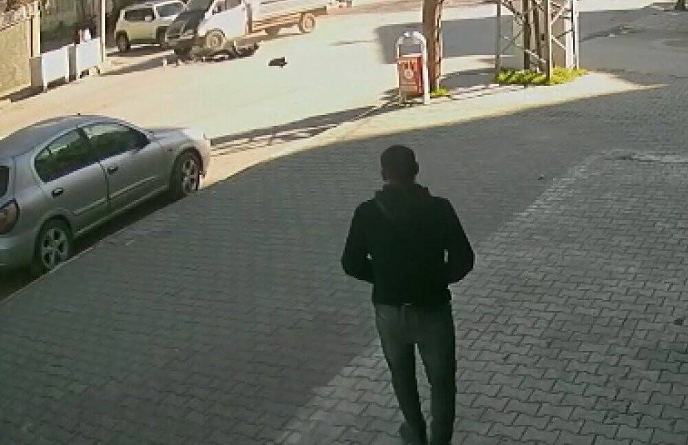 Bisiklet sürücüsü otomobilden kaçtı, kamyona çarptı