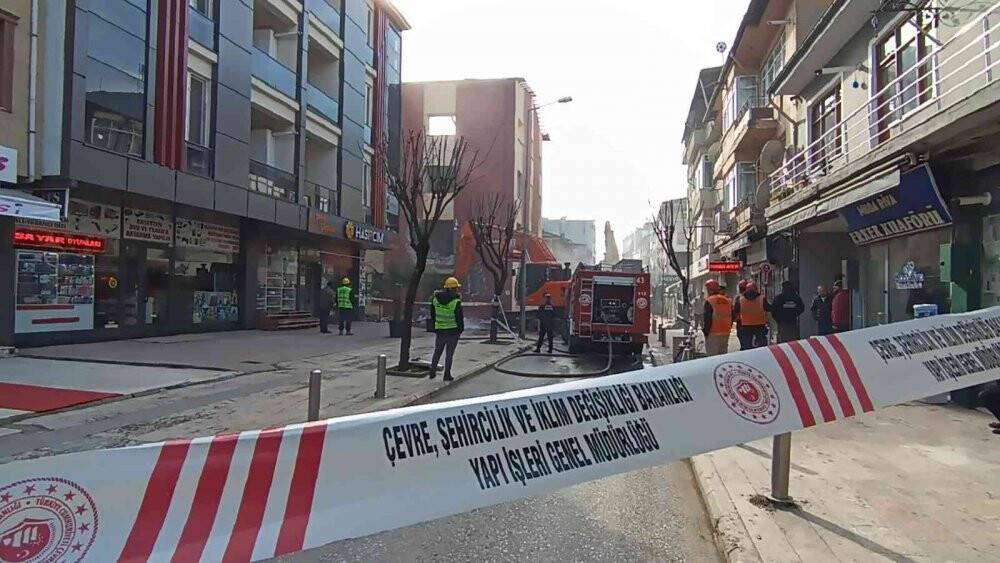 Düzce depreminde ağır hasar alan binaların yıkımı devam ediyor