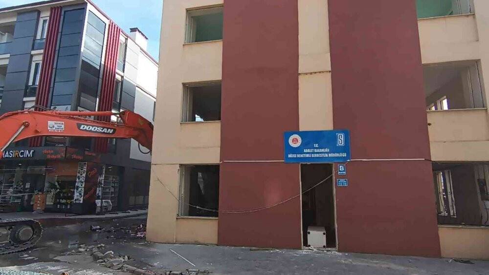 Düzce depreminde ağır hasar alan binaların yıkımı devam ediyor