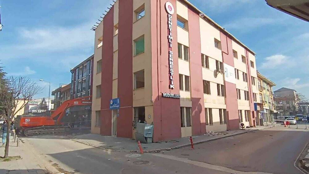 Düzce depreminde ağır hasar alan binaların yıkımı devam ediyor