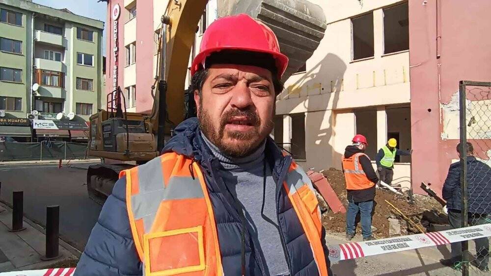 Düzce depreminde ağır hasar alan binaların yıkımı devam ediyor