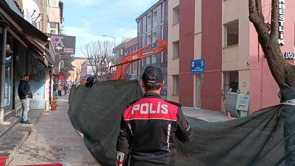 Düzce depreminde ağır hasar alan binaların yıkımı devam ediyor