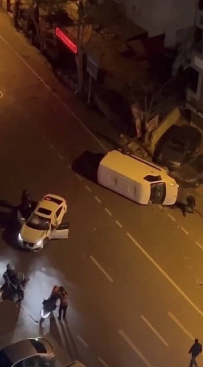 Otomobil ile çarpışan panelvan devrildi: 2 yaralı