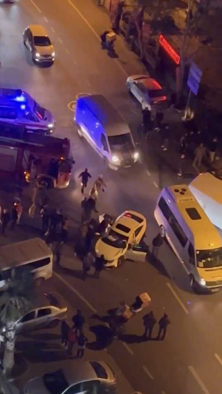 Otomobil ile çarpışan panelvan devrildi: 2 yaralı