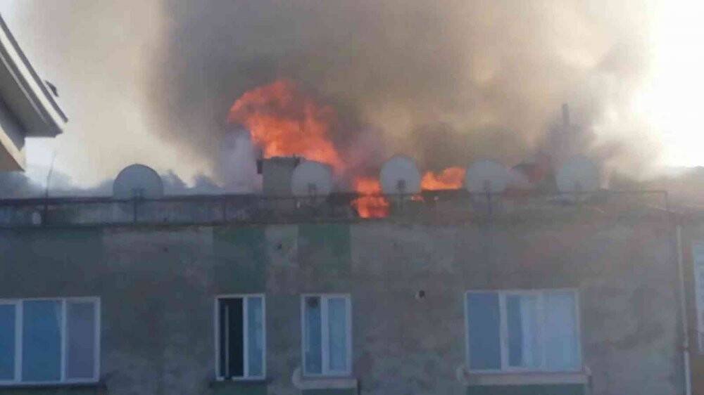 Valilik yakınında çıkan yangın ekipleri alarma geçirdi