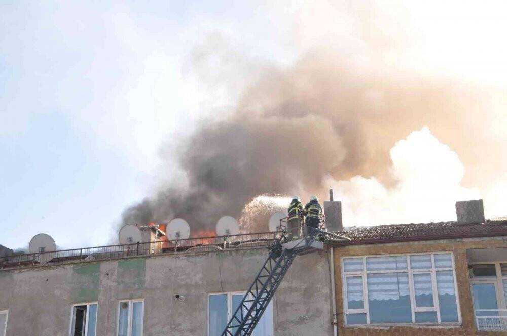 Valilik yakınında çıkan yangın ekipleri alarma geçirdi