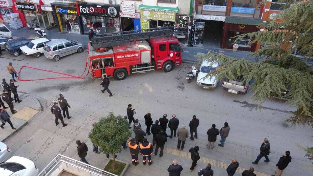 Valilik yakınında çıkan yangın ekipleri alarma geçirdi