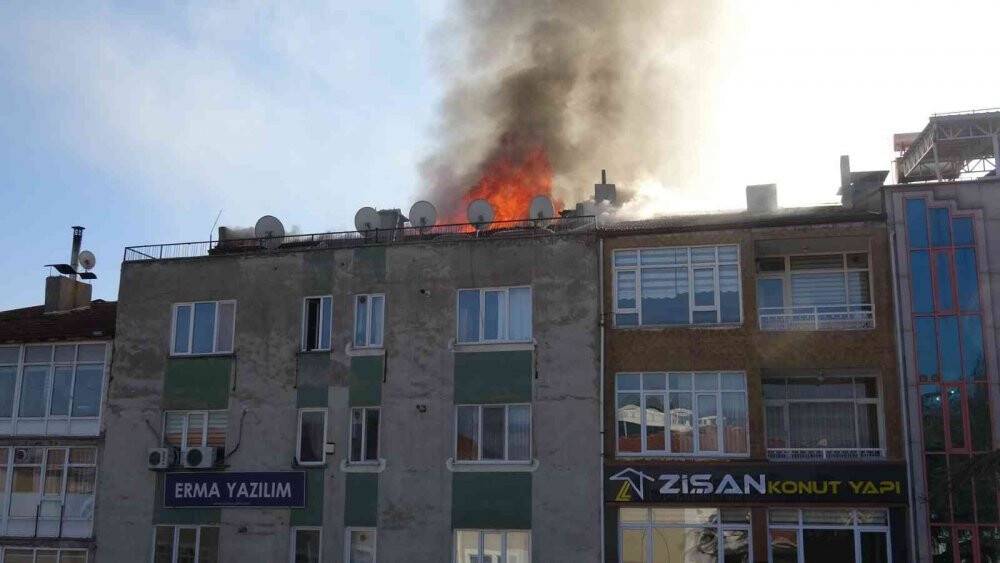 Valilik yakınında çıkan yangın ekipleri alarma geçirdi