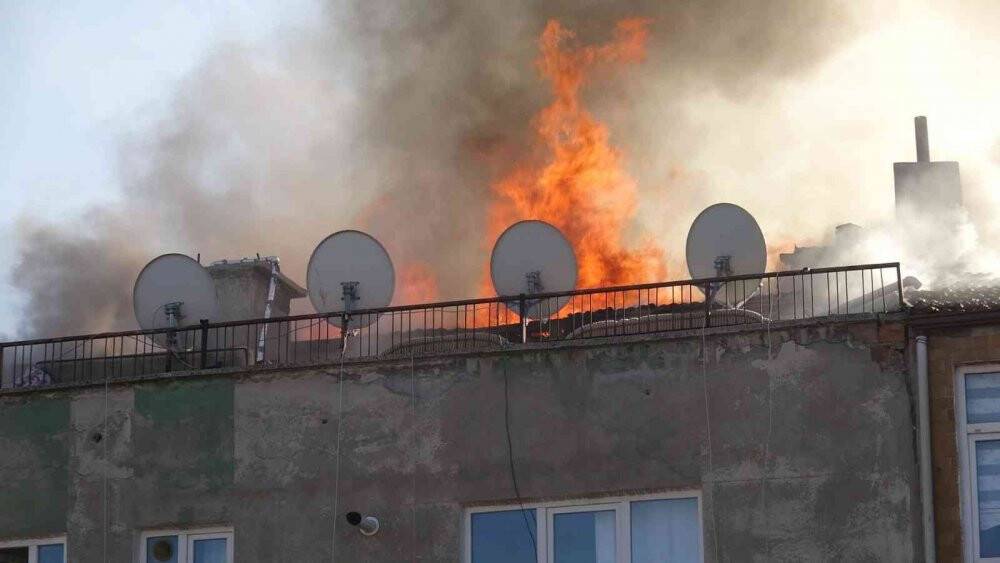 Valilik yakınında çıkan yangın ekipleri alarma geçirdi