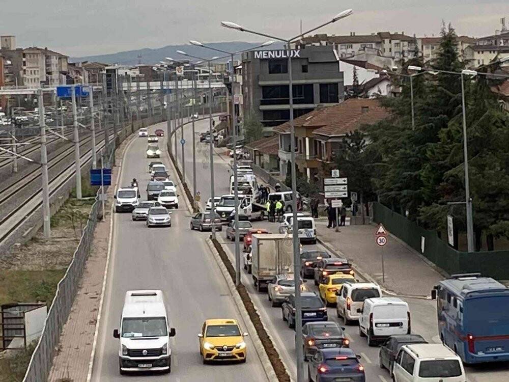 3 kişinin yaralandığı kazada trafik durdu