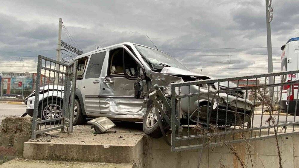 3 kişinin yaralandığı kazada trafik durdu