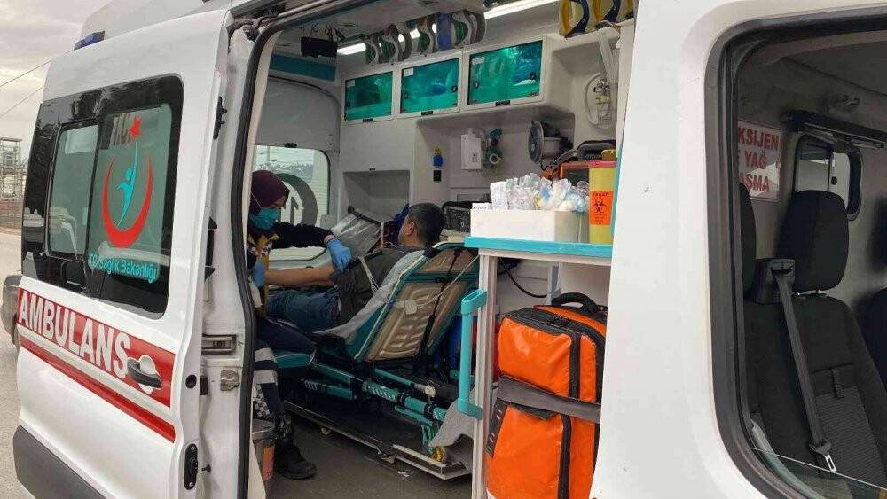 3 kişinin yaralandığı kazada trafik durdu