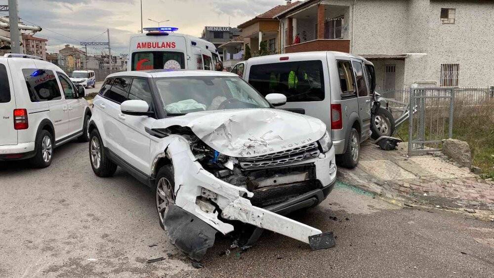 3 kişinin yaralandığı kazada trafik durdu