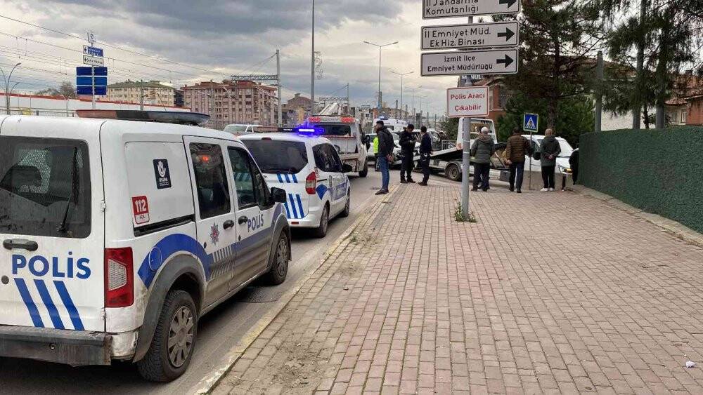 3 kişinin yaralandığı kazada trafik durdu