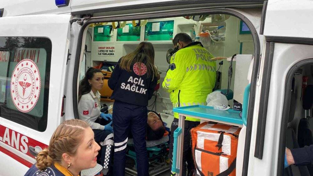 3 kişinin yaralandığı kazada trafik durdu