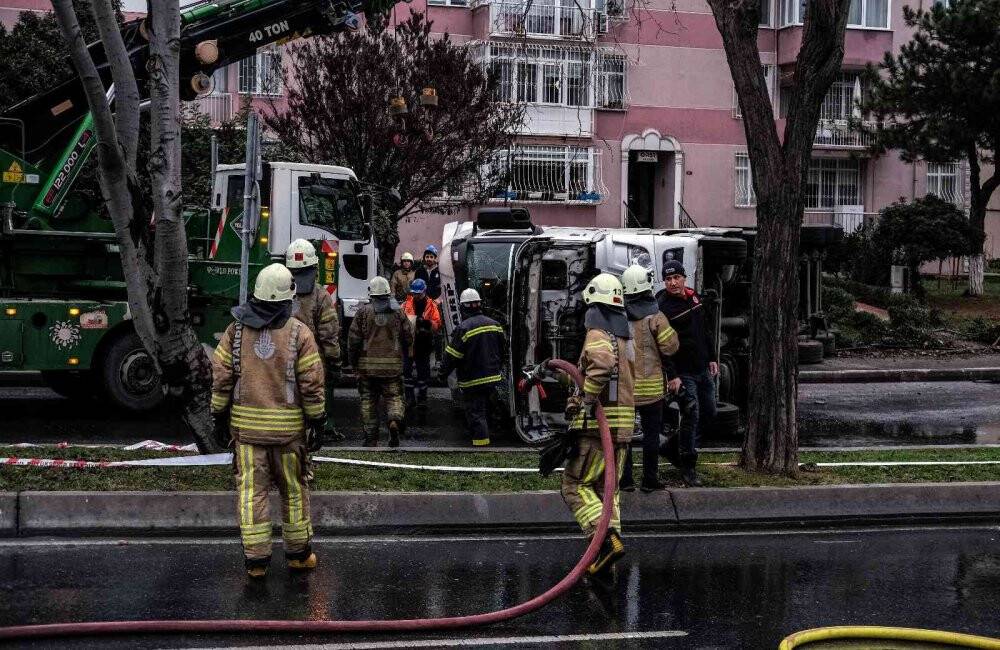 Devrilen LPG yüklü tanker 6 saat sonrası yoldan kaldırıldı