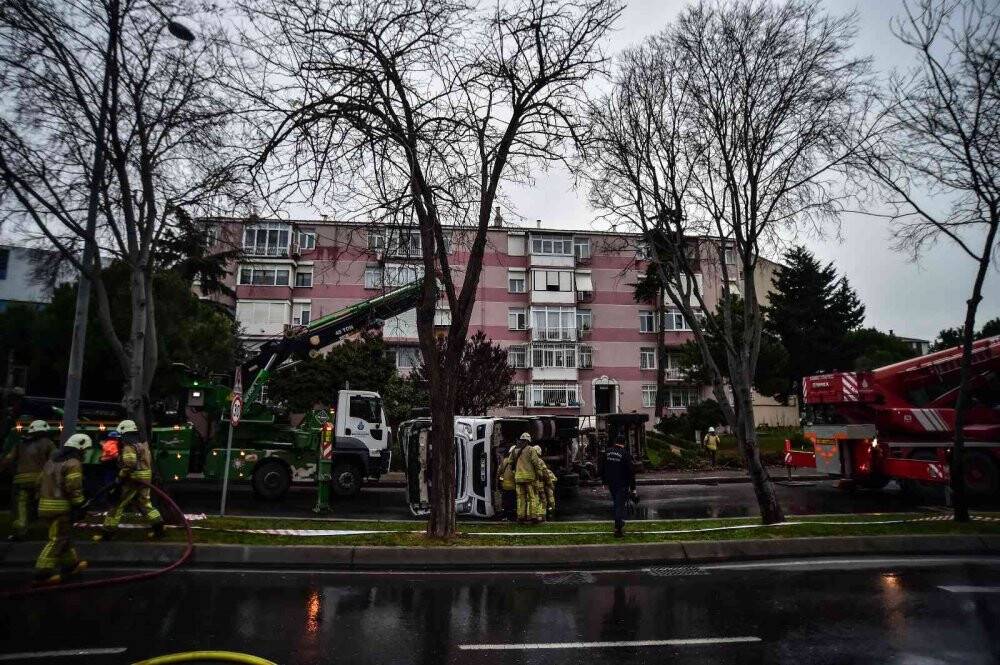 Devrilen LPG yüklü tanker 6 saat sonrası yoldan kaldırıldı