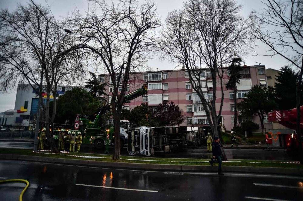 Devrilen LPG yüklü tanker 6 saat sonrası yoldan kaldırıldı