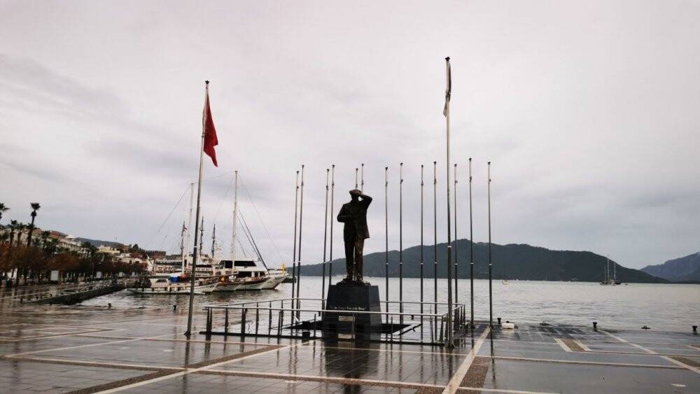 Marmaris’te denizin rengi kahverengiye döndü