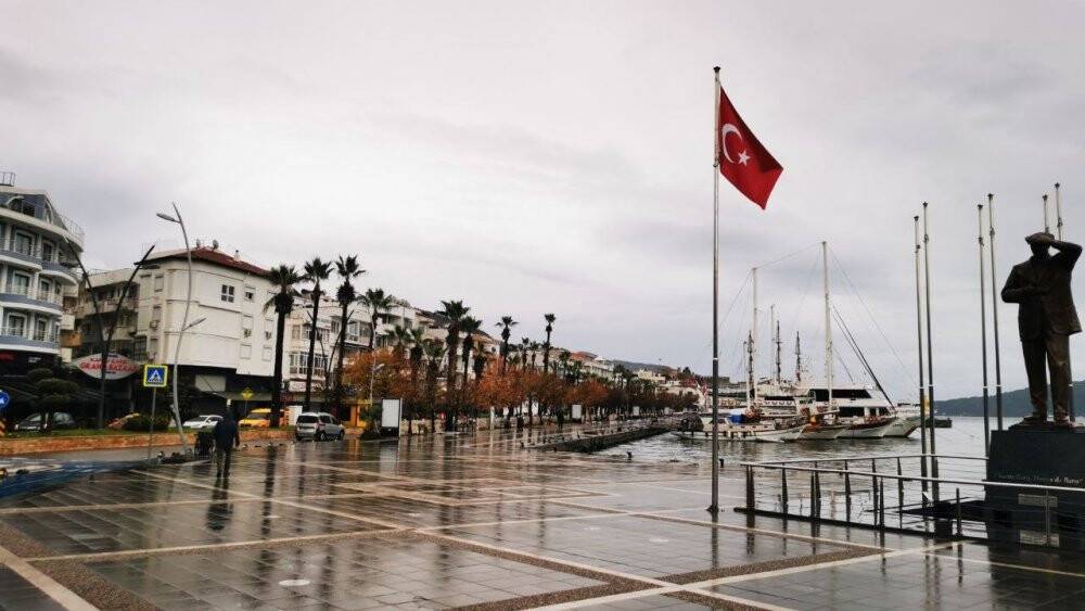 Marmaris’te denizin rengi kahverengiye döndü
