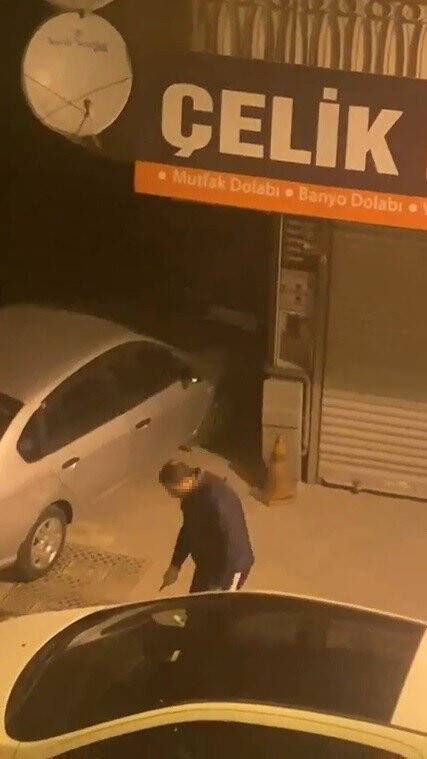 Park halindeki arabayı parçaladı: İşte o anlar