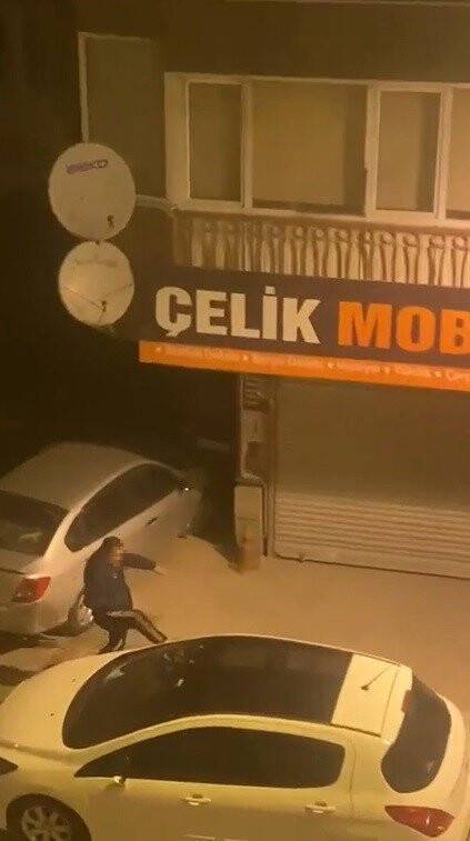 Park halindeki arabayı parçaladı: İşte o anlar