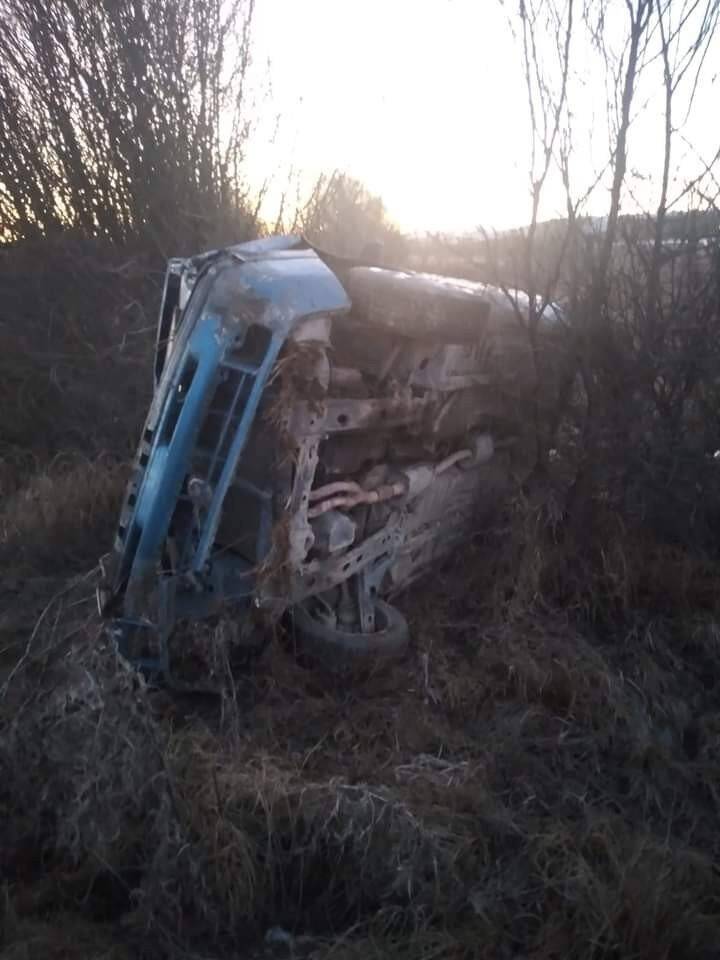 Şarampole yuvarlanan araçtan, burnu bile kanamadan çıktı