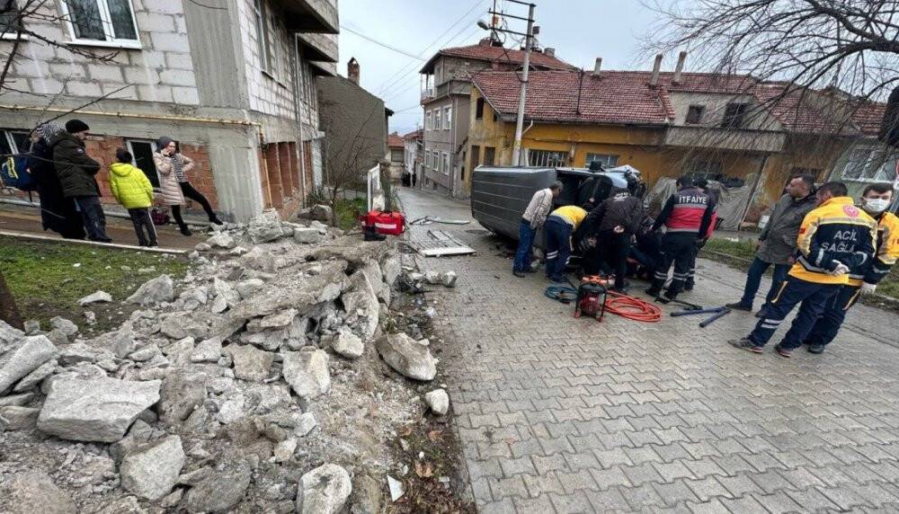Minibüs duvara çarparak yan yattı: 3 yaralı